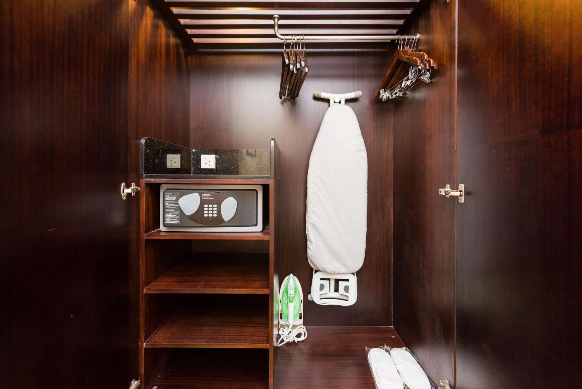 Готель Radisson Jodhpur Джодхпур Екстер'єр фото A hotel room wardrobe with a safe